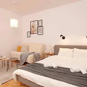 The Pearl Of Drumul Taberei + Netflix Bucureşti